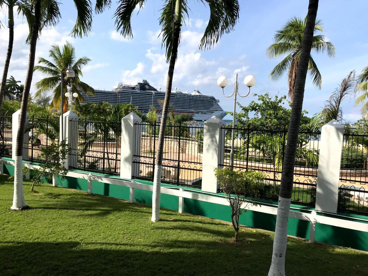 Beach Castle At Sandcastles Ocho Rios Exterior photo